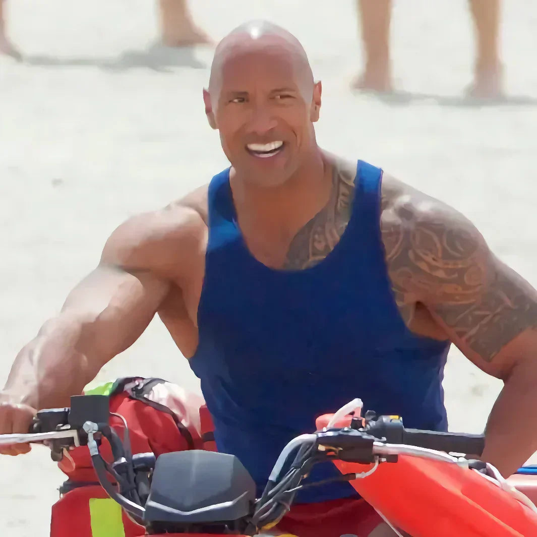 Dwayne Johnson i Baywatch. Håll din hud matt och fräsch i sommar med våra effektiva tips mot oljig hud under dagen.