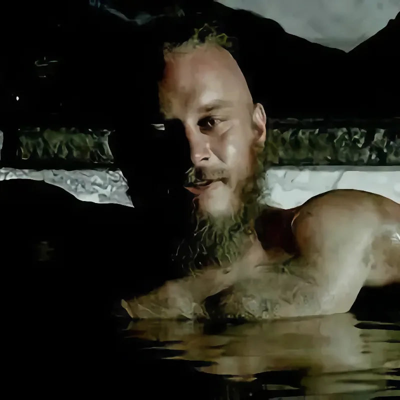Hur ofta ska man tvätta skägget? Ragnar Lodbrok från Vikings tvättar sitt skägg i ett bad.