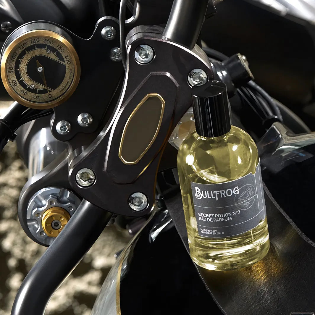 Bullfrog Secret Potion N°3 EdP placerad på motorcykel – en kraftfull herrdoft med marina och träiga noter.