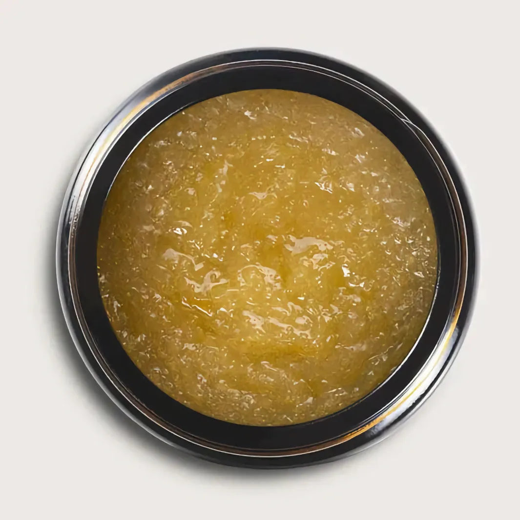 Närbild på Bullfrog Beard-Washing Exfoliating Paste med kornig konsistens för exfoliering av skägg