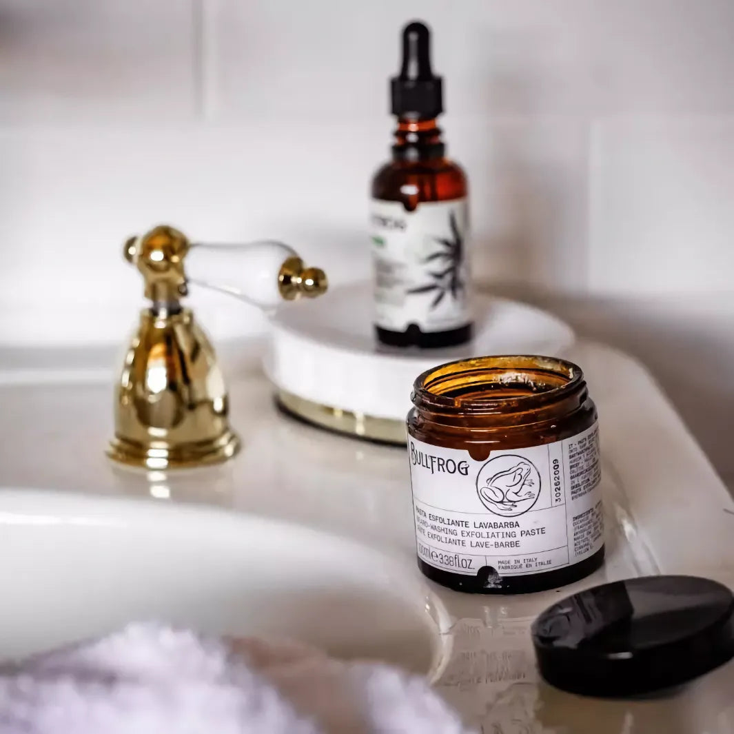 Bullfrog Beard-Washing Exfoliating Paste på ett handfat, lyxig skäggtvätt med exfolierande effekt