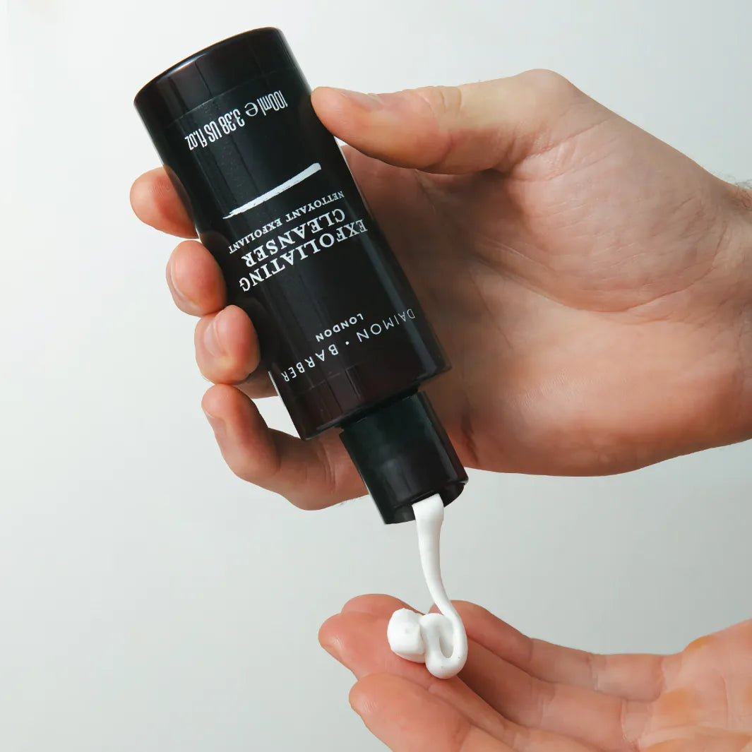 Daimon Barber Exfoliating Cleanser appliceras i handen före användning