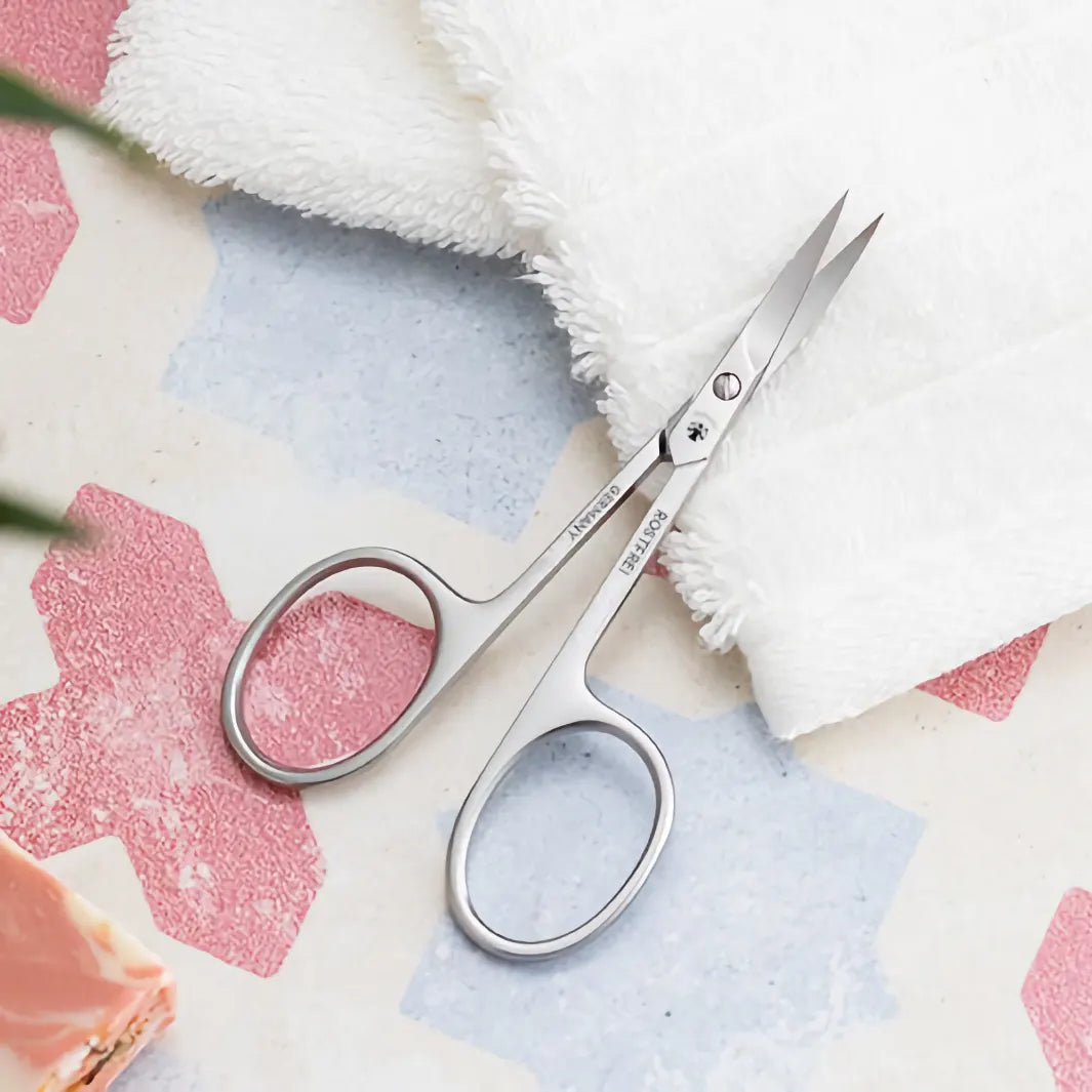 Böjd spets på Dovo Cuticle Scissors