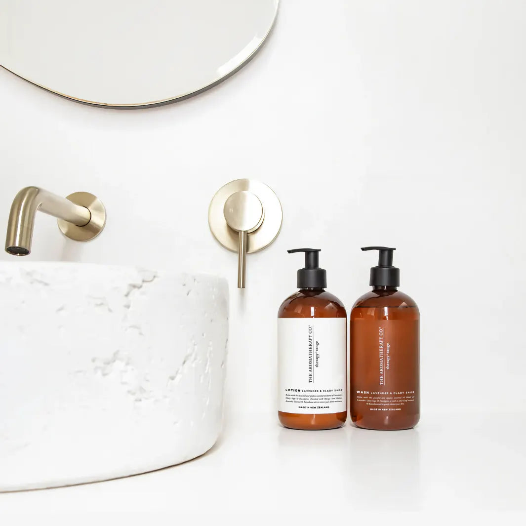 The Aromatherapy Co Wash och Lotion Lavender & Clary Sage vid ett stilrent handfat