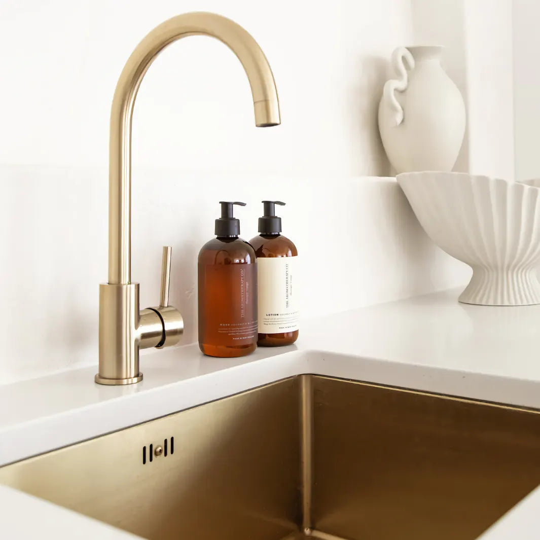 The Aromatherapy Co Wash Cinnamon & Vanilla Bean vid en mässingskran.