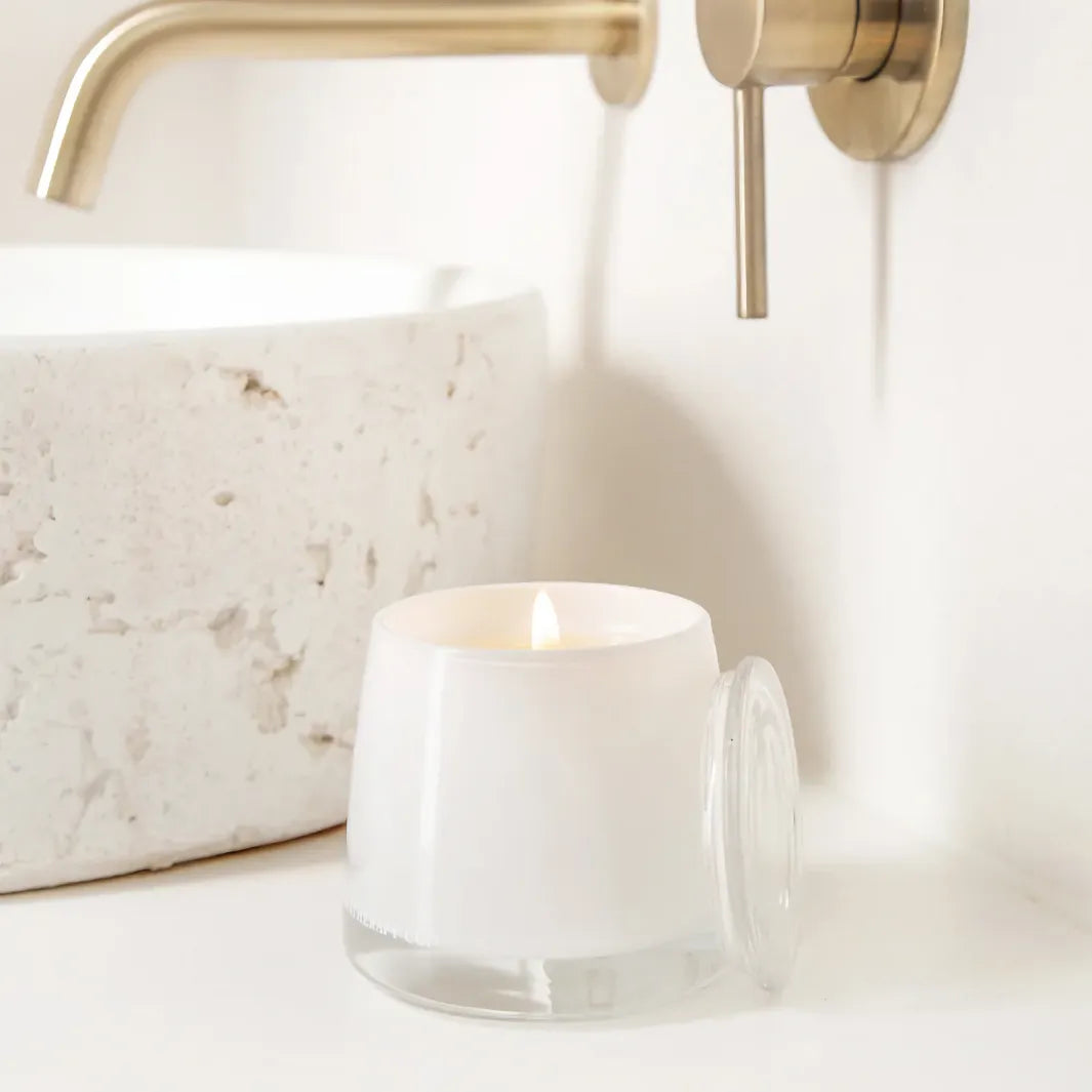 The Aromatherapy Co Therapy Candle Peony & Petitgrain tänt doftljus vid handfat