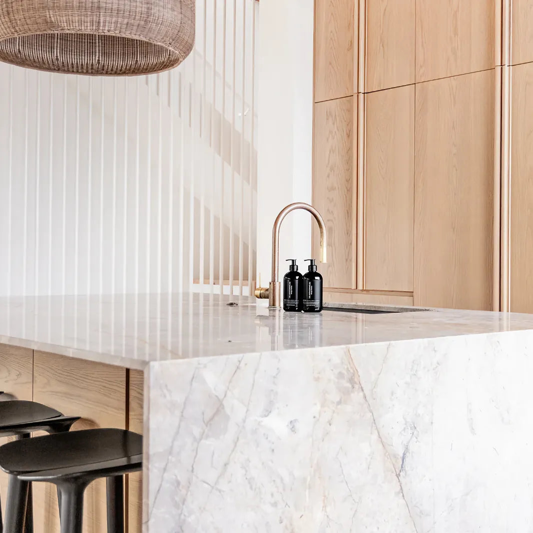 The Aromatherapy Co Therapy Kitchen handtvål och handlotion vid köksblandare