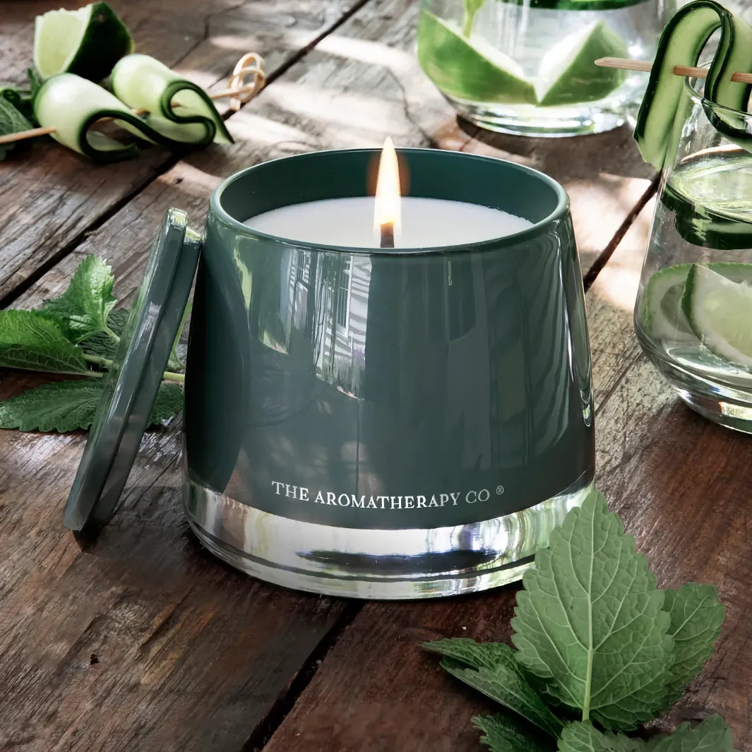 The Aromatherapy Co Therapy Garden Wild Mint & Lime doftljus på träbord med mynta och lime