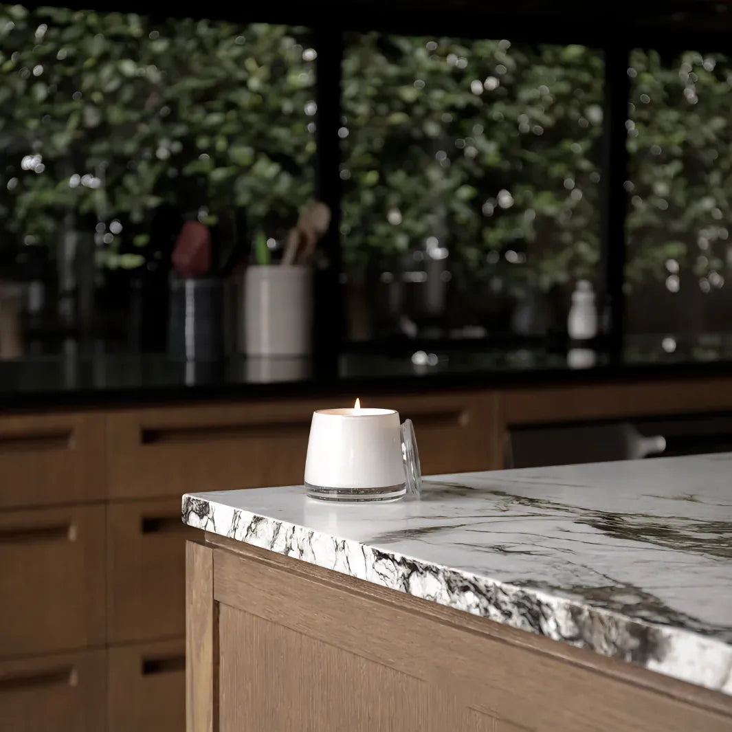 The Aromatherapy Co Therapy Candle Wild Berry & Jasmine tänt doftljus i köksmiljö