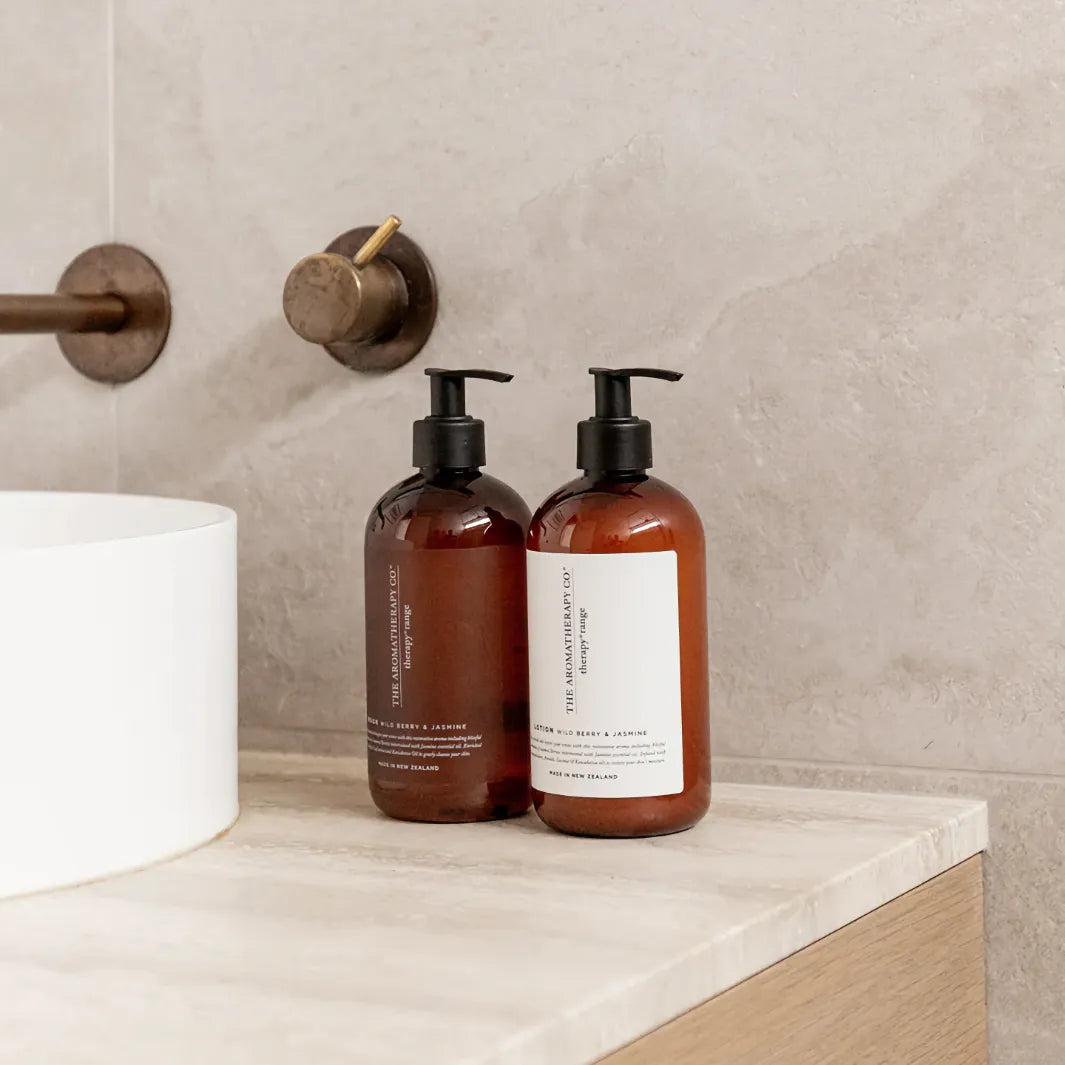 The Aromatherapy Co Wash Wild Berry & Jasmine Hand & Body Wash med matchande body lotion i badrumsmiljö