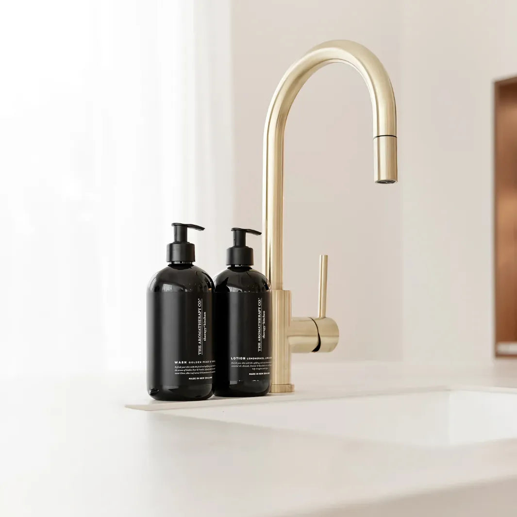 The Aromatherapy Co Wash Golden Pear & Vanilla flytande handtvål med matchande lotion vid diskho