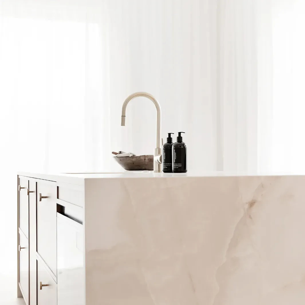 The Aromatherapy Co Therapy Kitchen handvård på köksbänk i ljus köksmiljö