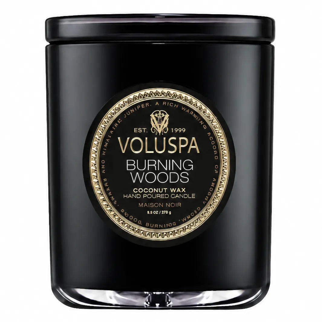 Voluspa Burning Woods doftljus 270 g i svart glas med guldfärgad etikett och kokosvax