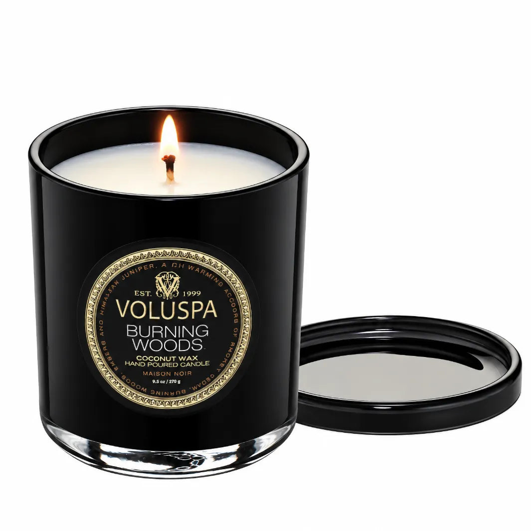 Voluspa Burning Woods doftljus 270 g i svart glas med tänd veke och matchande lock