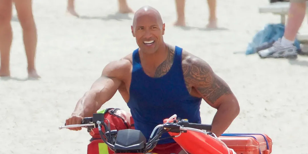 Dwayne Johnson i Baywatch. Håll din hud matt och fräsch i sommar med våra effektiva tips mot oljig hud.