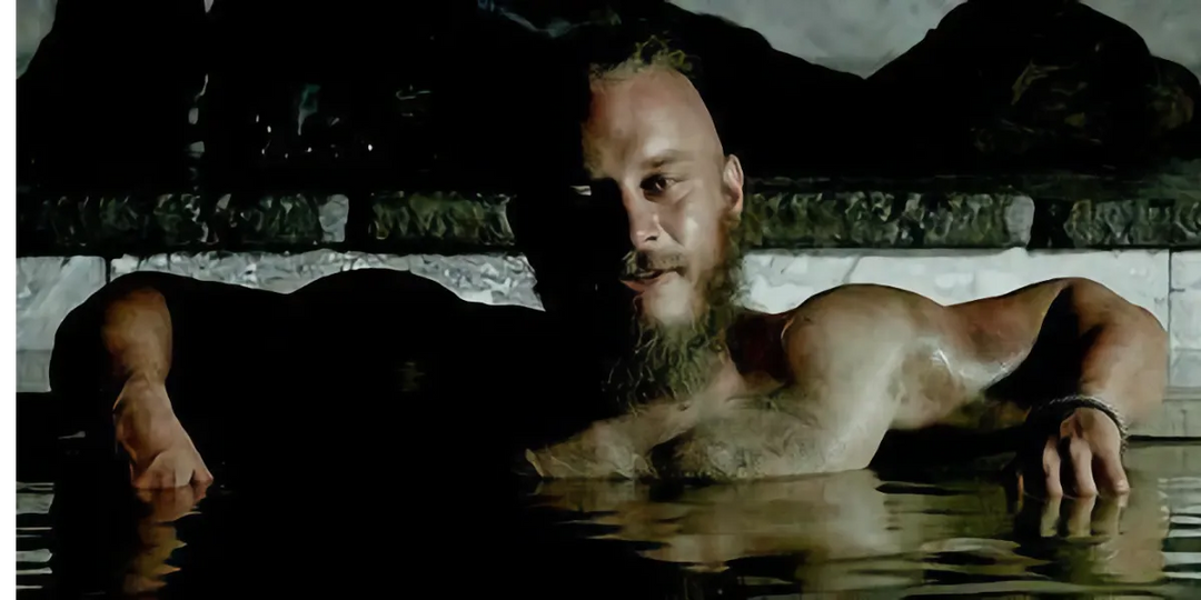 Hur ofta ska man tvätta skägget? Ragnar Lodbrok från Vikings tvättar sitt skägg i ett bad.