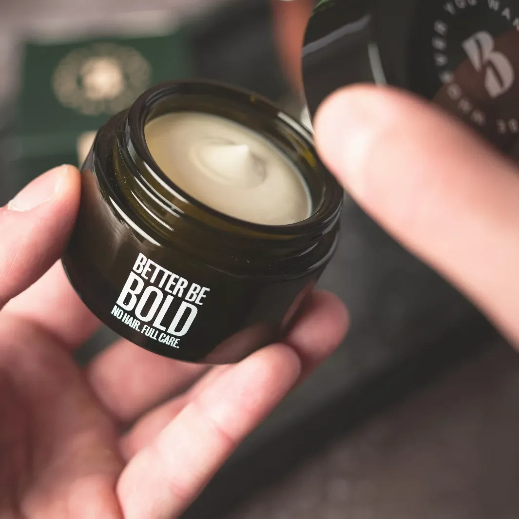 Better Be Bold Bald Cream – öppen burk med återfuktande och glansdämpande kräm för rakat huvud