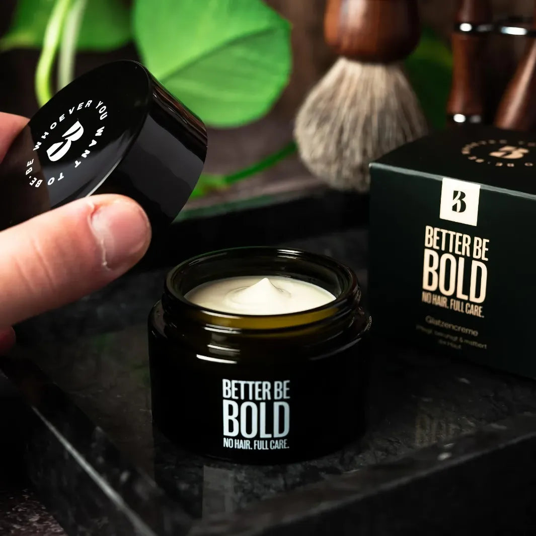 Better Be Bold Bald Cream – öppen glasburk som visar krämens mjuka konsistens med lock och förpackning i bakgrunden