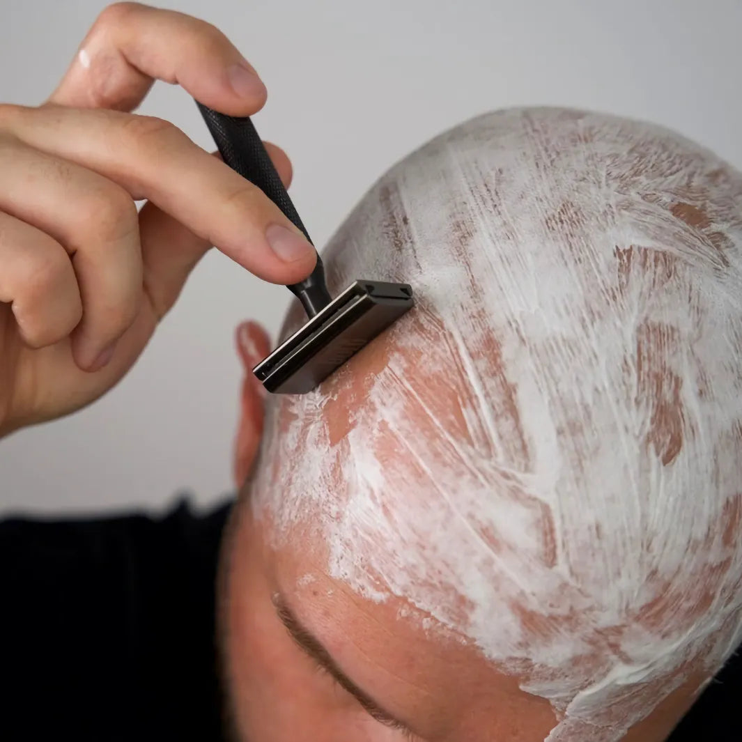 Raka huvudet med rakhyvel med Better Be Bold Head Shave Cream från Glamazon
