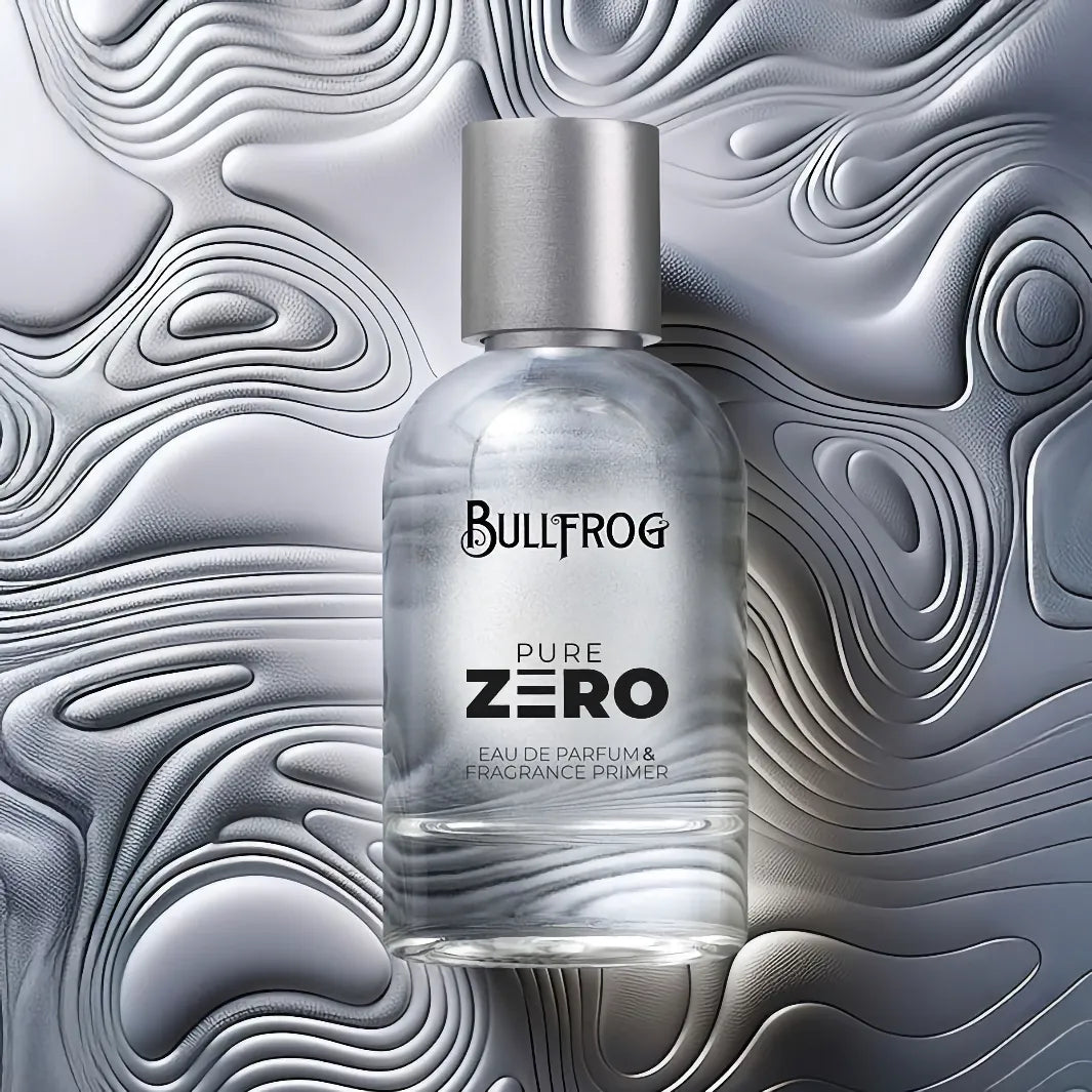 Bullfrog Pure Zero Eau de Parfum & Fragrance Primer 100 ml framför abstrakt silvermönstrad bakgrund