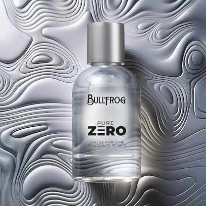 Bullfrog Pure Zero Eau de Parfum & Fragrance Primer 100 ml framför abstrakt silvermönstrad bakgrund