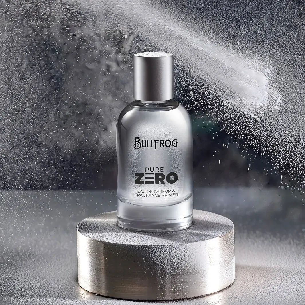 Bullfrog Pure Zero Eau de Parfum & Fragrance Primer parfymflaska på silverpodium med pudrig bakgrund
