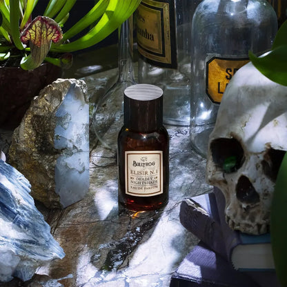 Bullfrog Elisir N.1 Nightshade EdP – Eau de Parfum 100 ml på bord med kristaller, växter och antik dekor.