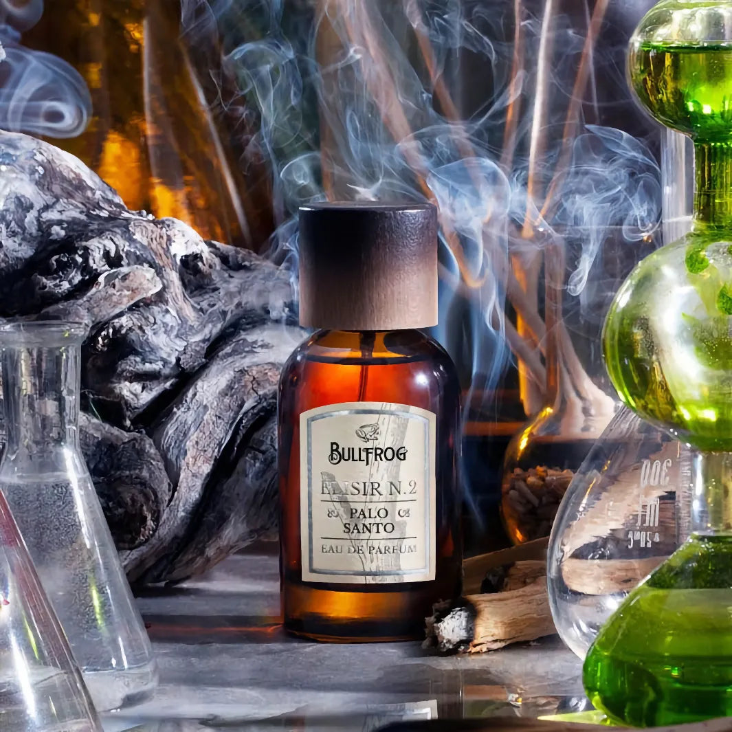 Bullfrog Elisir N.2 Palo Santo EdP Eau de Parfum fotograferad med glasflaskor och rökig bakgrund