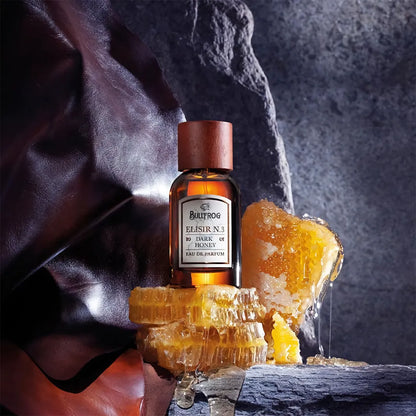 Bullfrog Elisir N.3 Dark Honey EdP flaska på honungskakor mot läderbakgrund – en träig parfym med inslag av honung och läder.