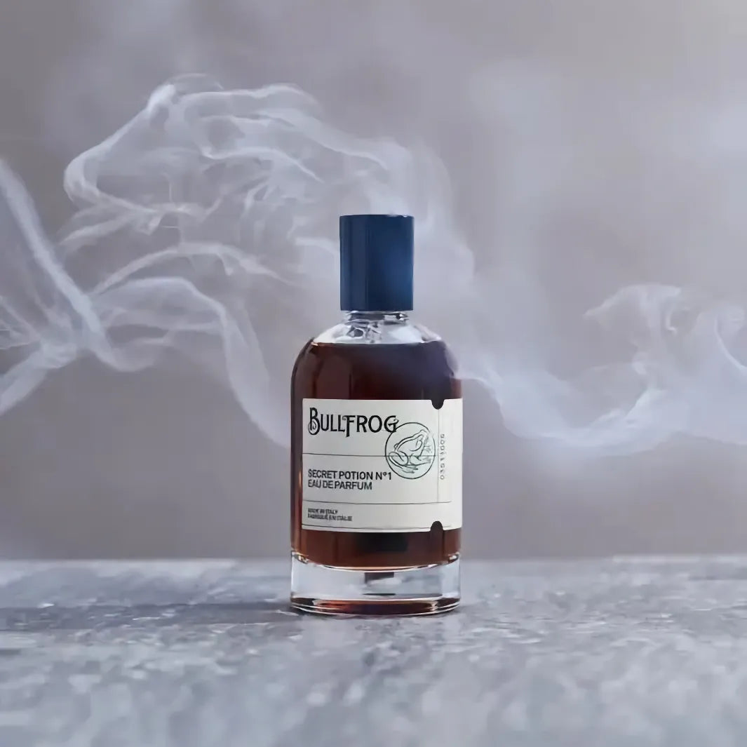 Bullfrog Secret Potion N°1 Eau de Parfum med rökdetaljer – elegant parfymflaska iscensatt med dimmig rök för mystisk känsla.