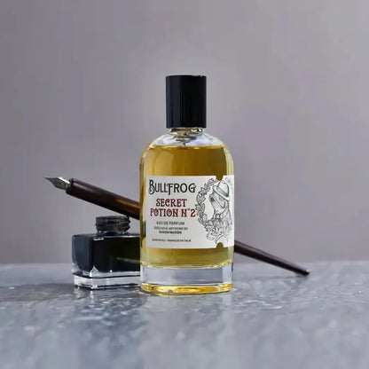 Bullfrog Secret Potion N°2 EdP parfym med doftnoter av svartpeppar, kanel och sandelträ – exklusiv doft från Bullfrog.