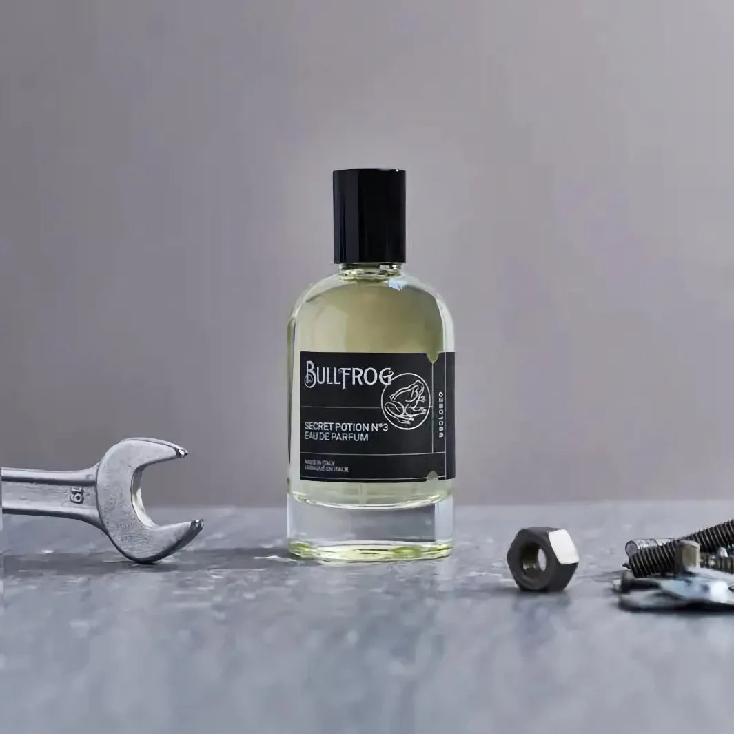 Bullfrog Secret Potion N°3 EdP Eau de Parfum 100 ml fotograferad med verktyg – en doft som speglar styrka, fart och frihet.