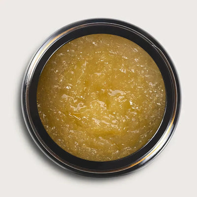 Närbild på Bullfrog Beard-Washing Exfoliating Paste med kornig konsistens för exfoliering av skägg
