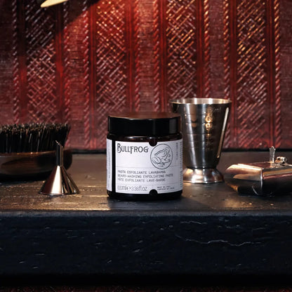 Bullfrog Beard-Washing Exfoliating Paste 100 ml i klassisk barberarmiljö med rakborste och tillbehör