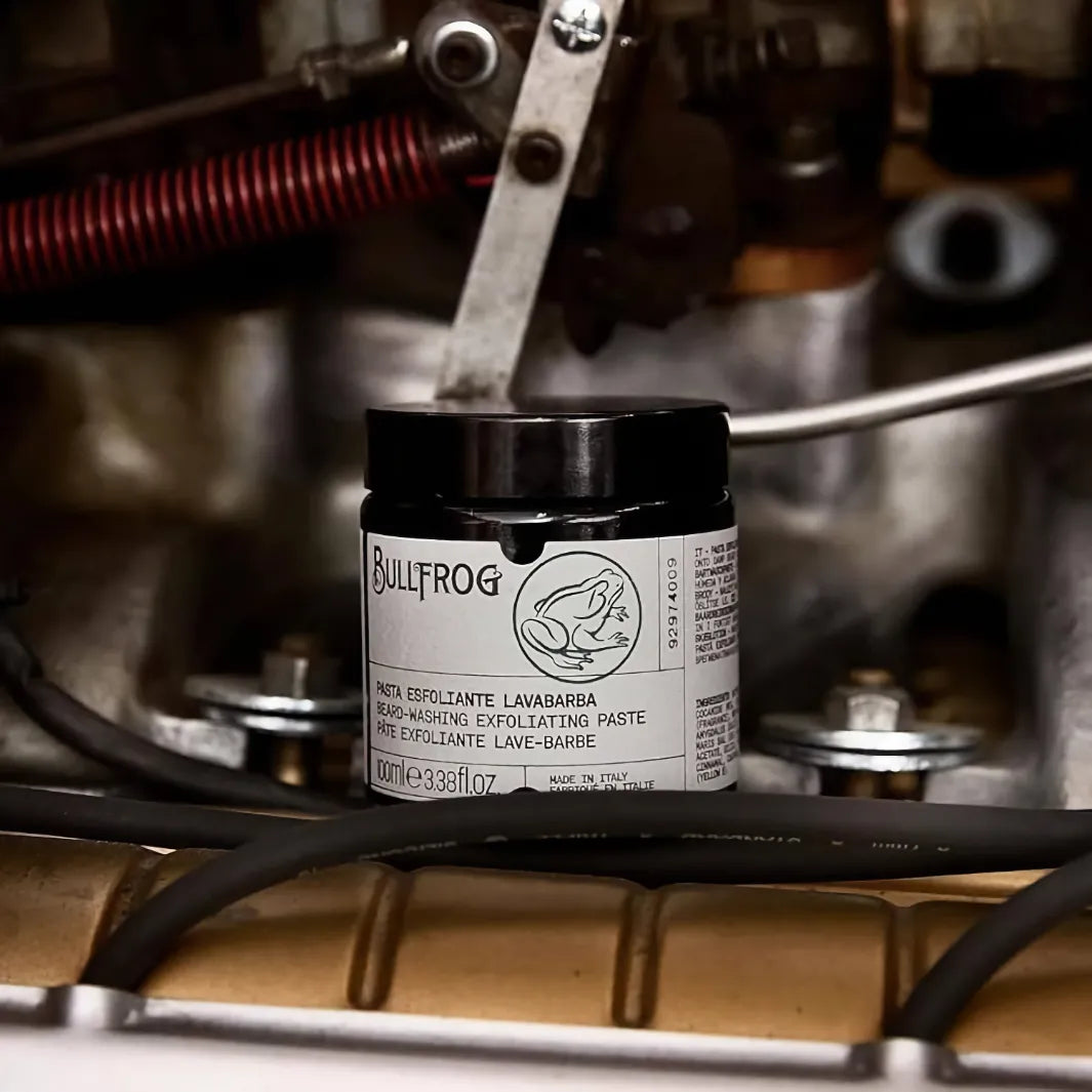 Bullfrog Beard-Washing Exfoliating Paste 100 ml fotograferad bland motordelar – en skäggtvätt som kombinerar kraft och vård