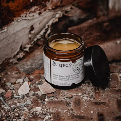 Bullfrog Beard-Washing Exfoliating Paste 100 ml placerad på ruffig bakgrund, en exfolierande skäggtvätt med maskulin känsla