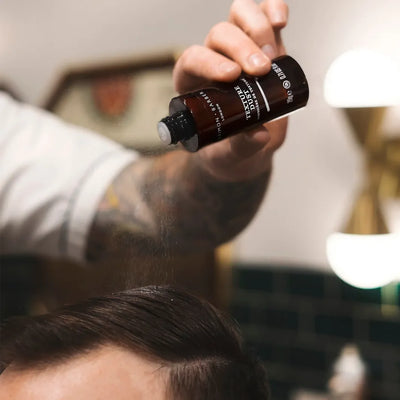Daimon Barber Texture Dust hårpuder appliceras i håret för volym och matt textur