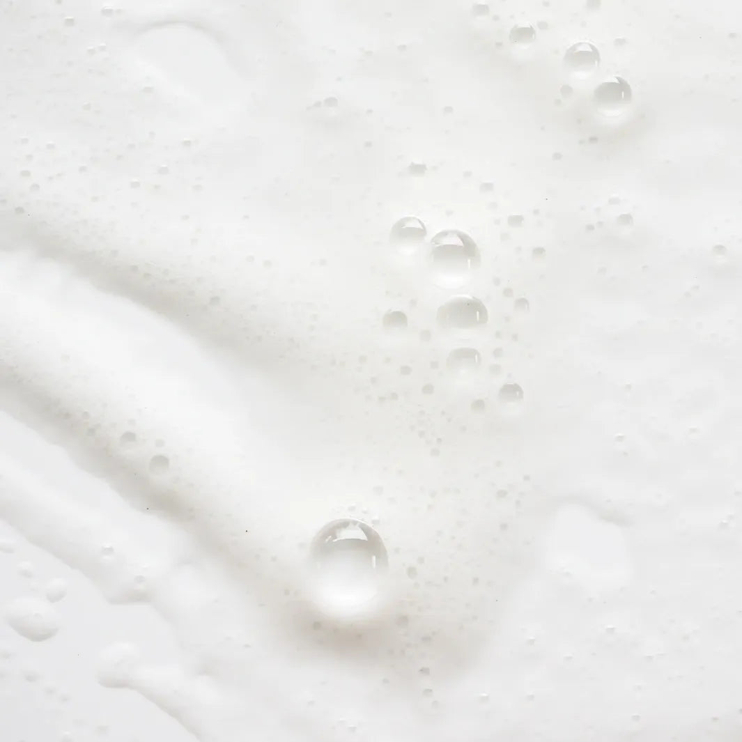 Lödder från Daimon Barber Advanced+ Shampoo för rengöring av hår och hårbotten