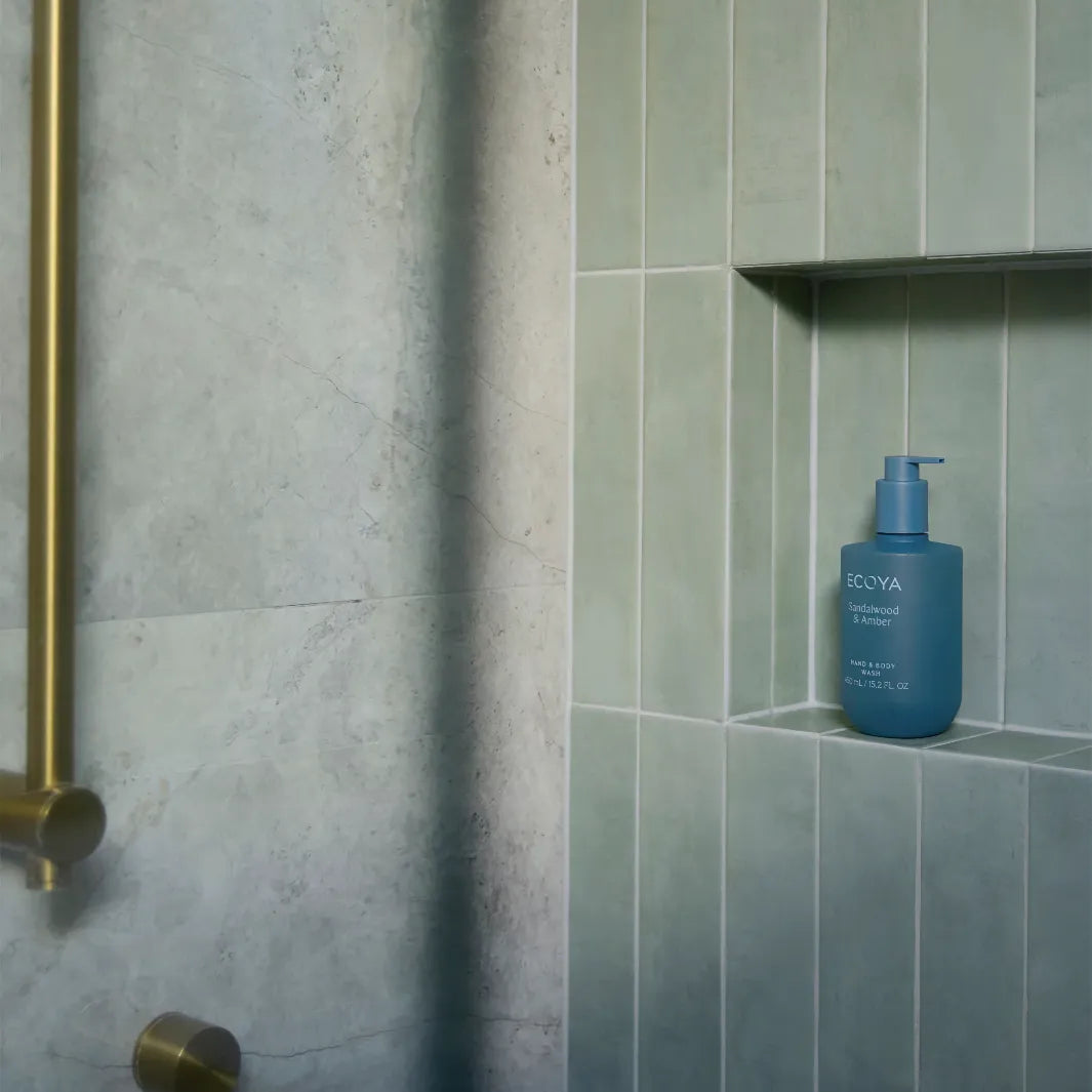 Ecoya Sandalwood & Amber Hand & Body Wash 450 ml som duschgel i ett stilrent kaklat badrum