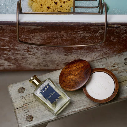 Rakning med Floris N° 89 Shaving Cream