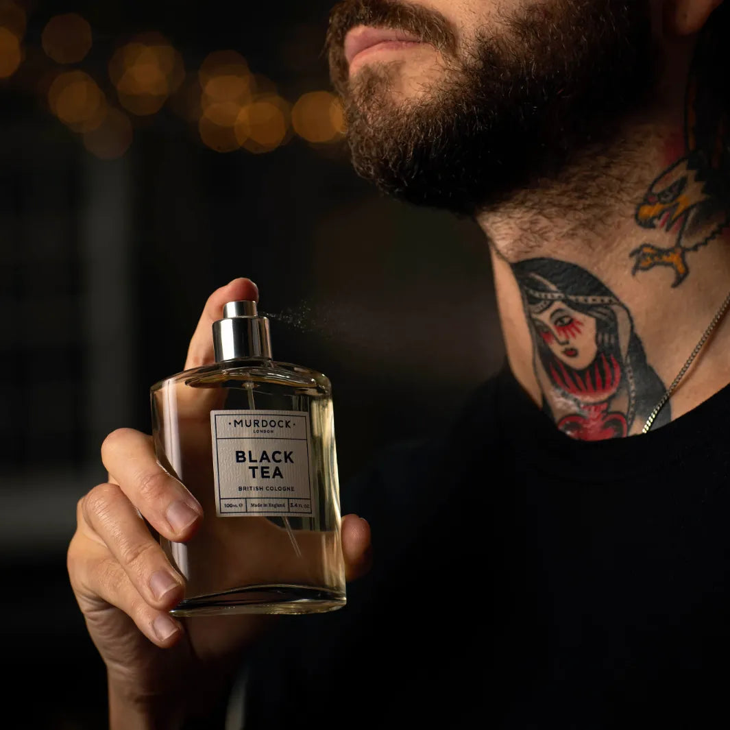 Applicering av Murdock London Black Tea Cologne