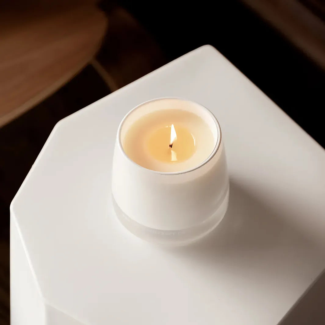 Tänt The Aromatherapy Co Therapy Candle Sweet Lime & Mandarin sett ovanifrån