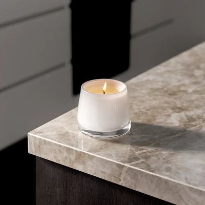 The Aromatherapy Co Therapy Candle Cinnamon & Vanilla Bean tänt doftljus på stenskiva