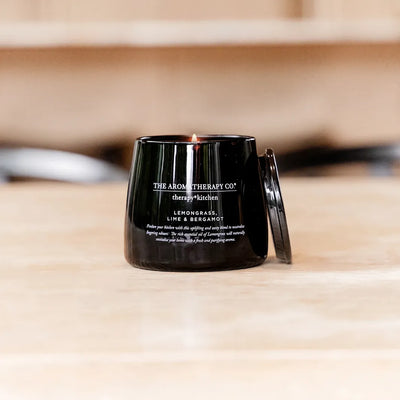 The Aromatherapy Co Therapy Kitchen Lemongrass, Lime & Bergamot tänt doftljus på köksbänk
