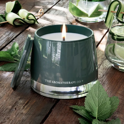 The Aromatherapy Co Therapy Garden Wild Mint & Lime doftljus på träbord med mynta och lime