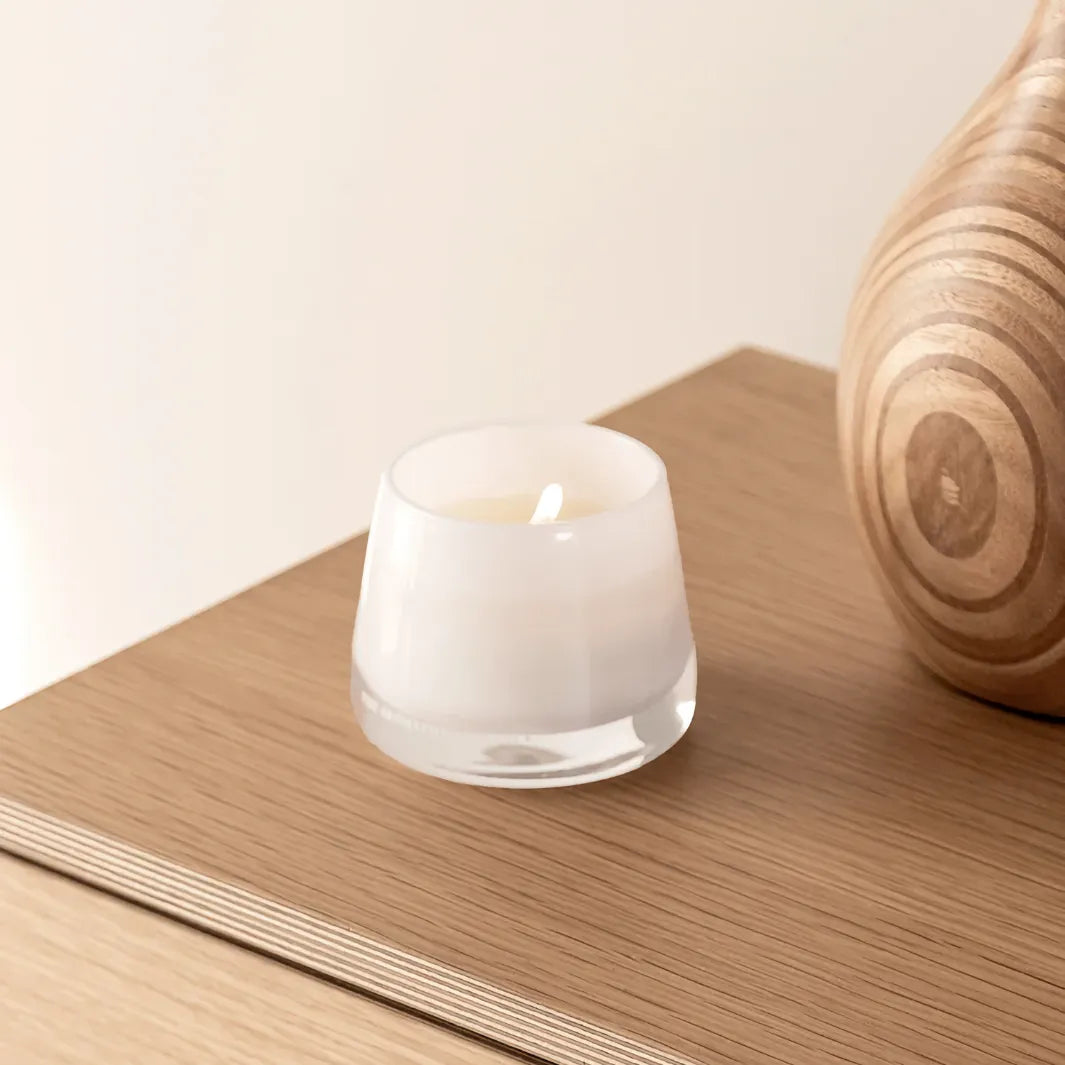 The Aromatherapy Co Therapy Candle Coconut & Water Flower tänt doftljus på träbord