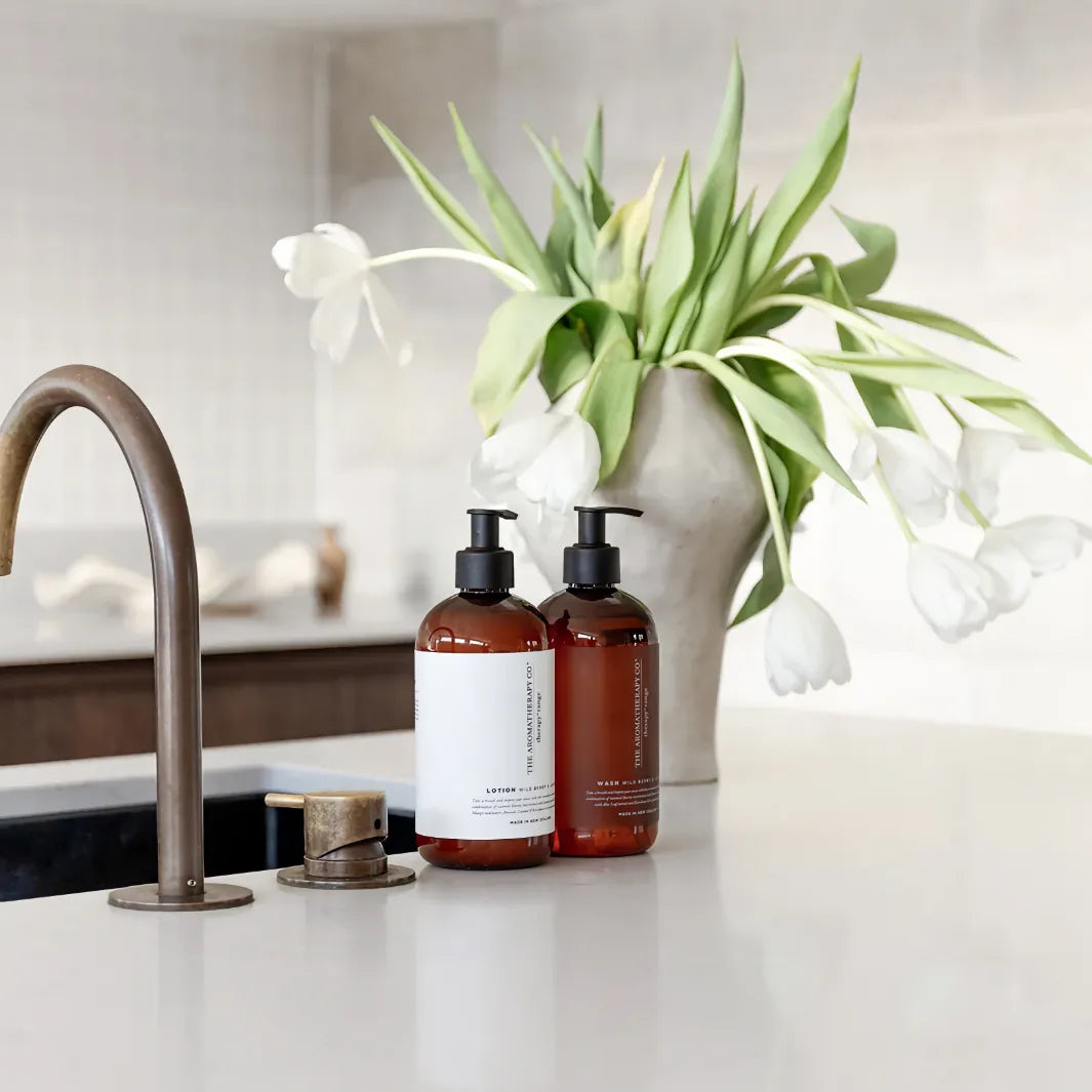 The Aromatherapy Co Coconut & Water Flower Lotion och Wash vid handfat