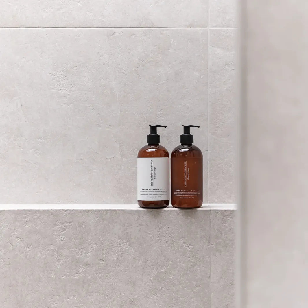 The Aromatherapy Co Lotion Peony & Petitgrain med matchande Wash Peony & Petitgrain i badrum