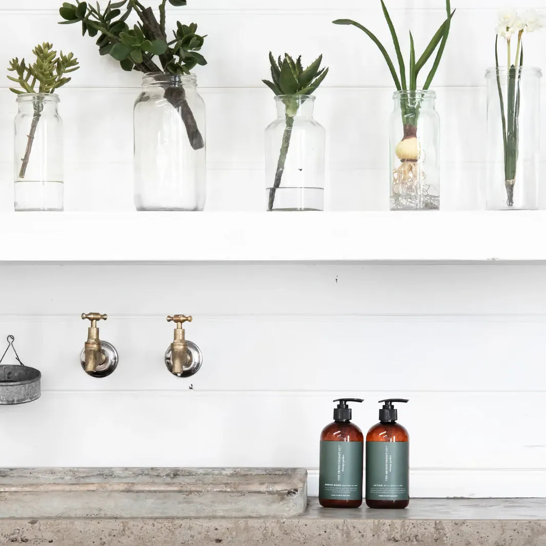 The Aromatherapy Co Therapy Garden Wild Mint & Lime Wash och body lotion i grön badrumsmiljö