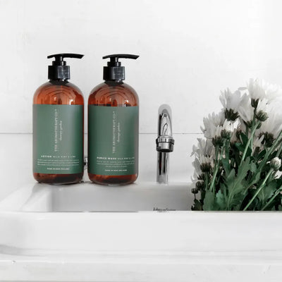 The Aromatherapy Co Wash Wild Mint & Lime med matchande body lotion vid handfat i ljus badrumsmiljö